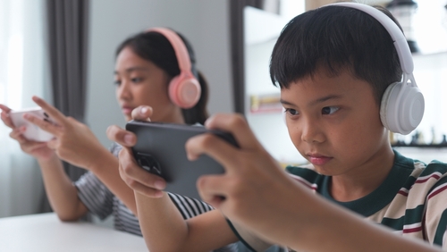 中小學生大調查：四成有感學業、壓力大，AI 促形成獨處世代